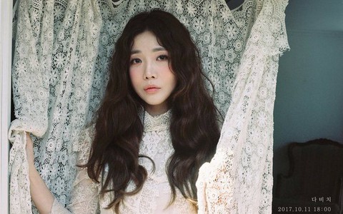 Nữ ca sĩ đình đám vừa thông báo kết hôn, cô em cùng nhóm có ngay bình luận gây xôn xao mạng xã hội