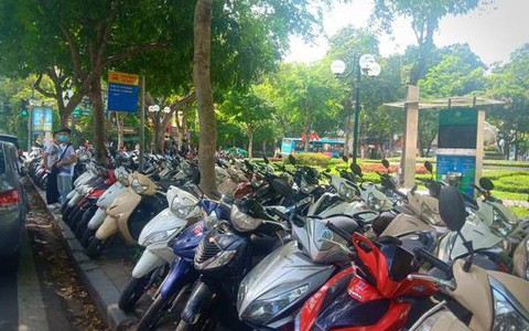 Hà Nội: Bảo vệ đang dắt xe SH cho khách đột ngột bị giật chìa khóa, cướp xe