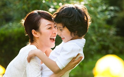 Đừng coi con là "tiểu hoàng đế", mẹ càng LƯỜI những việc sau, con càng phát triển: Nghe phi lý nhưng là cách giúp con "HOÁ RỒNG HOÁ PHƯỢNG"