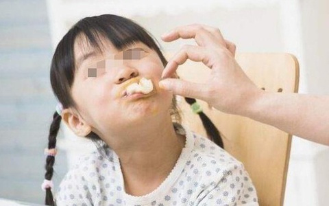 Bé gái 7 tuổi ngực phát triển "như người lớn": Bác sĩ chỉ ra 8 loại thực phẩm là nguyên nhân, số 3 bé nào cũng thích cần nghiêm khắc cấm con ăn!
