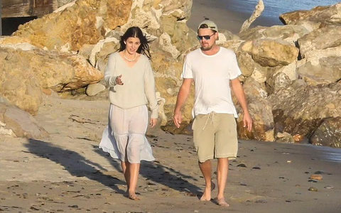 Tài tử Leonardo DiCaprio và bạn gái kém 23 tuổi âu yếm ngọt ngào ở biển