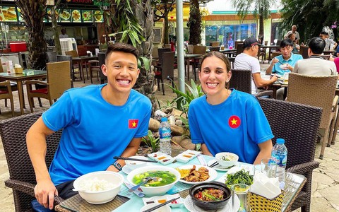 Kình ngư điển trai Lê Nguyễn Paul: Thạc sĩ kinh tế tại Mỹ, chuyện tình ngọt ngào với bạn gái người Mỹ kiêm HLV cá nhân
