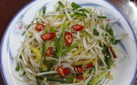 Dưa giá muối cùng loại củ gia vị này rất ngon giòn, giải nhiệt tốt, chuyên gia bày cách làm