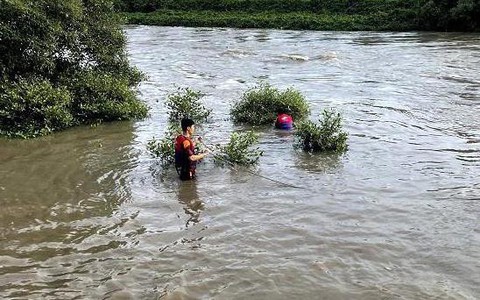 Đi đá bóng trong ngày sinh nhật, 3 học sinh bị nước cuốn trôi