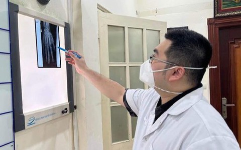 Vừa chơi điện tử vừa sạc, thanh niên Hà Nội 'nát tay' do điện thoại phát nổ