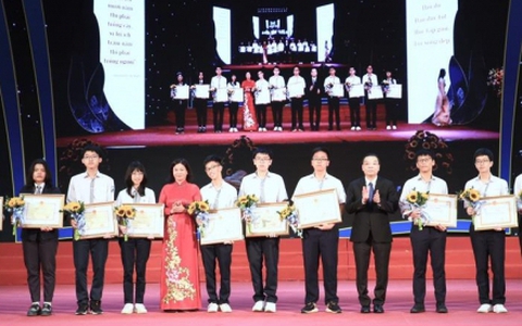 Hà Nội tuyên dương khen thưởng gần 700 học sinh giỏi tiêu biểu