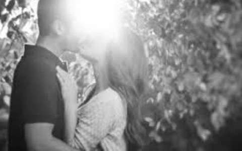 Nếu không thể quên, xin em cũng đừng... nhớ