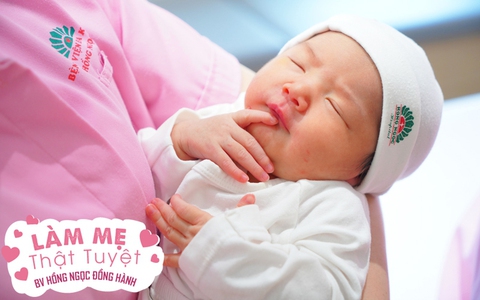 Trẻ sơ sinh chưa biết nói, nên thấy con có những dấu hiệu này, mẹ cần cho con ti ngay lập tức!