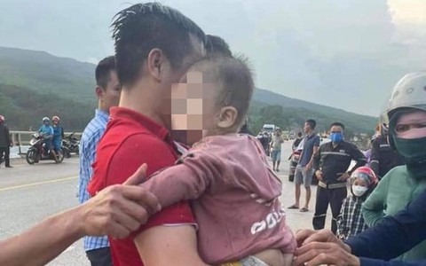 Giải cứu người phụ nữ ôm 2 con nhỏ nhảy cầu tự tử
