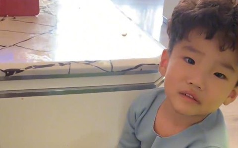 Không muốn ăn cơm nhưng sợ bị mẹ la, cậu bé lén đổ cơm đi và cách người mẹ trách phạt con khiến cộng đồng phê phán