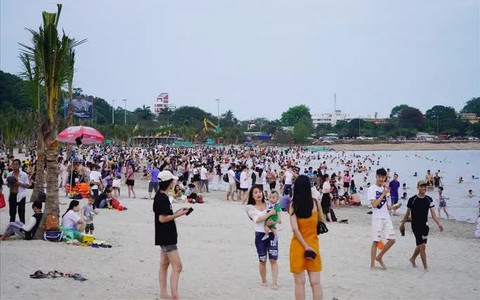 Vừa mở cửa đón khách, bãi biển nhân tạo Đồi Rồng xảy ra vụ đuối nước thương tâm