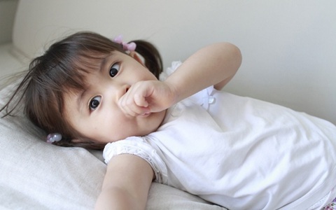 Trẻ cắn móng tay không hẳn vì thiếu vitamin mà do 4 nguyên nhân này: Cái cuối cùng quan trọng nhất nhưng cha mẹ lại không chú ý