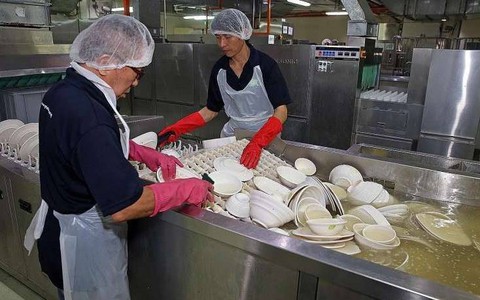 Bất lực vì không có người chịu làm, bà chủ nhà hàng phải xắn tay áo rửa bát, bỏ 60 triệu đồng/tháng mới thuê được nhân viên