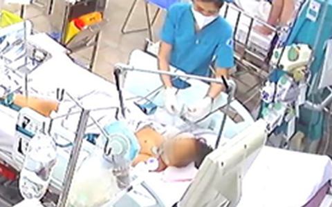 Bé gái 7 tuổi có men gan tăng cao gấp 100 lần do sốt xuất huyết nặng
