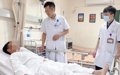 Nam thanh niên bị đối phương đá vào vùng kín khi chơi bóng đá dẫn tới vỡ tinh hoàn