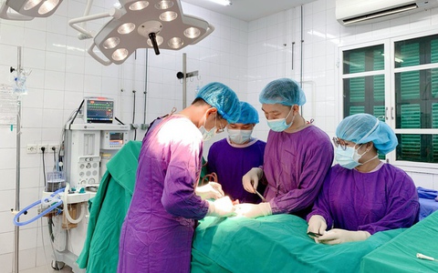 Người đàn ông vỡ tinh hoàn do bị đá bóng vào vùng kín