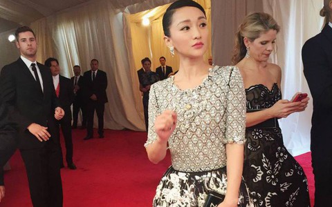 Châu Tấn trên thảm đỏ Met Gala 2015 từng nói 1 câu khiến netizen đến giờ nghe lại vẫn phải bật cười