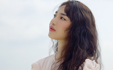 Hoàng Duyên tung MV kết hợp ngôi sao quốc tế sở hữu hit tỉ view, hát tiếng Anh thế nào mà dân tình so sánh với AMEE?
