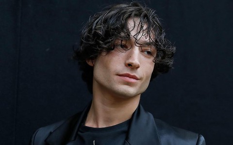 Sau 2 lần bị bắt, "The Flash" Ezra Miller lại tiếp tục vướng vào rắc rối pháp lý nghiêm trọng