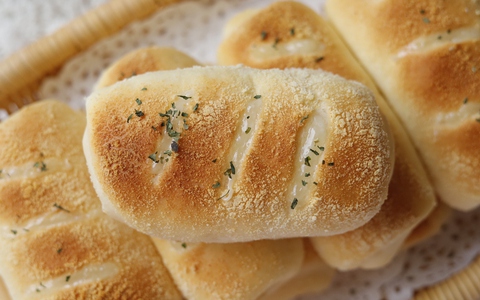 Cuối tuần làm mẻ bánh mì xúc xích mềm thơm, cả tuần sau con có đồ ăn sáng ngon lành nhanh gọn!