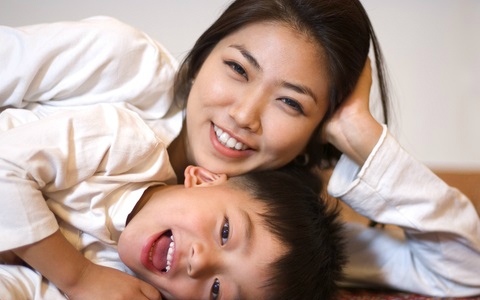 Con hỏi: "Bố làm việc rất chăm chỉ, tại sao chúng ta vẫn nghèo?" Câu trả lời của mẹ nhận cơn mưa lời khen
