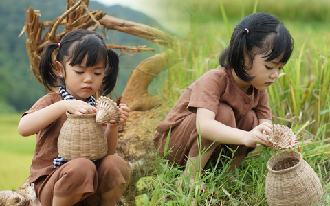 Bé gái thủ đô về quê hóa thân làm cô thôn nữ, được trải nghiệm đẩy xe lúa, đeo rọ đi bắt cua đồng