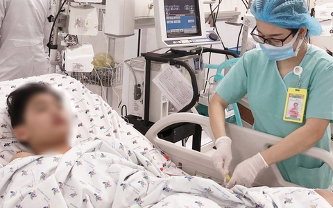 Cứu sống bé trai mắc sốt xuất huyết, nhiễm trùng nặng kèm biến chứng hậu COVID-19