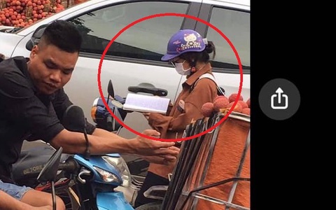 Bức ảnh nữ sinh "nhập tâm" ôn bài giữa lúc tắc đường, xung quanh toàn vải chín khiến dân mạng bật cười
