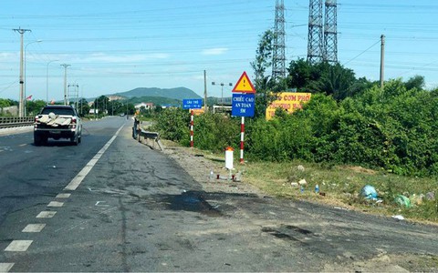 Xe khách đấu đầu xe con, 2 chiến sĩ công an tử vong tại chỗ