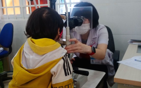 Cẩn trọng với viêm kết mạc hậu COVID-19 ở trẻ