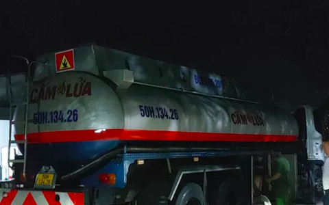 Phong tỏa, khám xét địa điểm nghi sản xuất hàng triệu lít xăng dầu giả