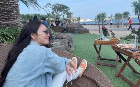 Choi Ji Woo khoe nhan sắc tươi trẻ ở tuổi U50, đánh tan tin đồn với chồng trẻ
