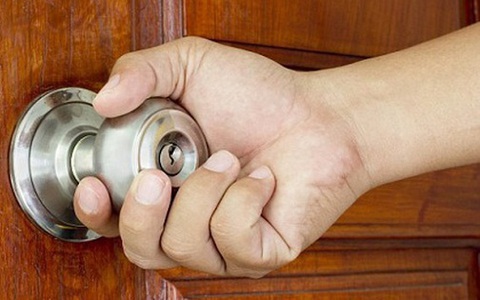 Phát hiện nhà bị trộm khoắng sạch chồng tìm vợ khắp nơi không được, lân la sang hàng xóm hỏi thăm thì nghẹn họng vì nhìn thấy điều này