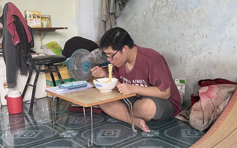 Nam sinh mồ côi, ăn mì gói, mơ vào đại học: Bị phân tâm bởi nhiều cuộc gọi những ngày qua