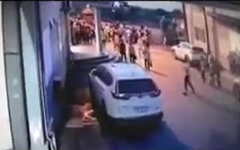 Hải Phòng: Mâu thuẫn với vợ, chồng lái ô tô lao thẳng vào công ty vợ khiến 1 người tử vong