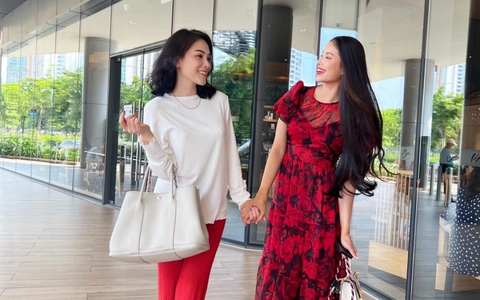 Phạm Hương vẫn đẹp rạng rỡ, vui vẻ gặp bạn bè ngày trở về Việt Nam
