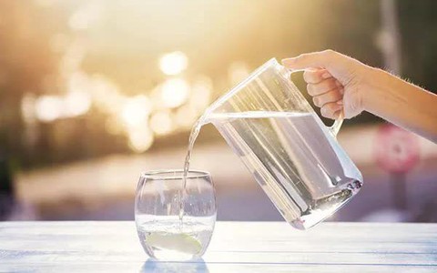 Cốc nhựa, cốc thủy tinh, cốc tráng men, cốc giữ nhiệt, uống nước bằng cốc nào là an toàn nhất?
