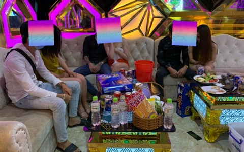 Nữ tiếp viên thoát y "hát với khách" trong phòng karaoke