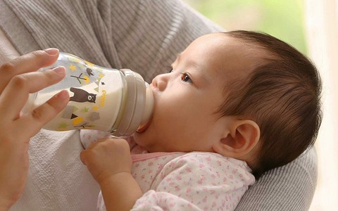 8 sai lầm kinh điển bất cứ người mẹ nào cũng dễ mắc phải khi cho trẻ bú bình: Nếu sơ ý có thể khiến trẻ dễ nôn trớ và nhiễm khuẩn