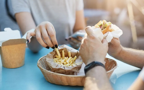 5 kiểu ăn uống khiến cholesterol tăng vọt trong âm thầm, khi khám mới ngã ngửa
