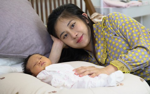 Hot girl tiktoker làm mẹ: ''Từng khóc trong bất lực vì dỗ mãi con không nín nhưng đã học được cách trưởng thành nhờ con''