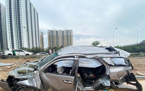 Ô tô Fortuner nát bươm sau va chạm Lexus