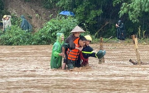 Cận cảnh ngập nặng ở Sơn La sau mưa lớn, bộ đội vượt lũ cuồn cuộn giúp dân sơ tán