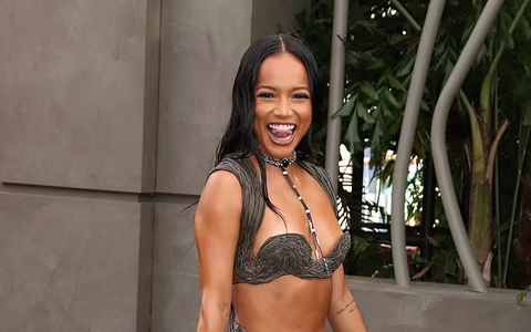 Người mẫu gốc Việt Karrueche Tran mặc áo ngực sexy lạ mắt đi sự kiện