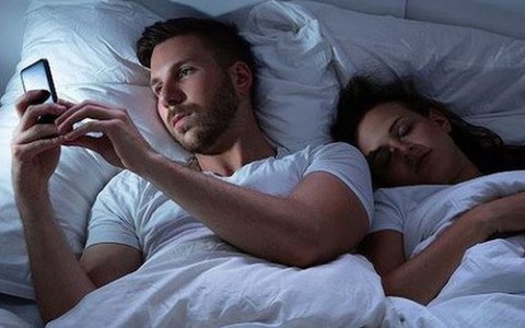 Đi du lịch cùng chồng, chưa kịp vui mừng vì như được nghỉ tuần trăng mật lại hứng chịu sốc từ chồng