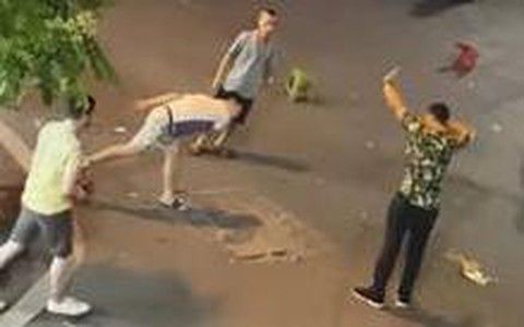 Hà Nội: Công an vào cuộc điều tra vụ ẩu đả giữa nhóm thanh niên và du khách nước ngoài ở phố cổ