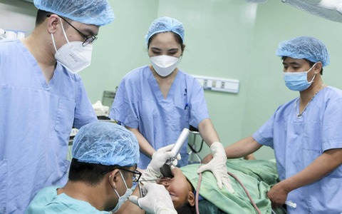 Đi khám vì ho ra máu, khàn tiếng, bác sĩ tìm ra thủ phạm ký sinh trong đường thở bệnh nhi