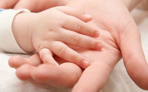 Móng tay bé có đốm trắng hạt gạo là dấu hiệu của thiếu chất gì? Bác sĩ cảnh báo những trường hợp cần đưa đến bệnh viện ngay!