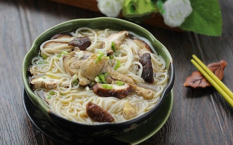 Bún gà nấm nghe tưởng quen nhưng nấu theo cách này thì thơm ngon vô đối!