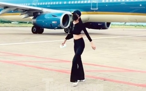 Cục Hàng không vào cuộc xác minh nữ hành khách ra sát máy bay quay video